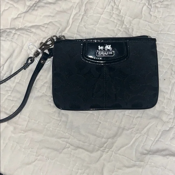 🍍Coach Pleated Signature Wristlet featuring patent leather trim - Picture 4 of 5